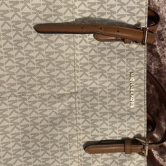 MK handbag ๐ - Picture 6 of 13